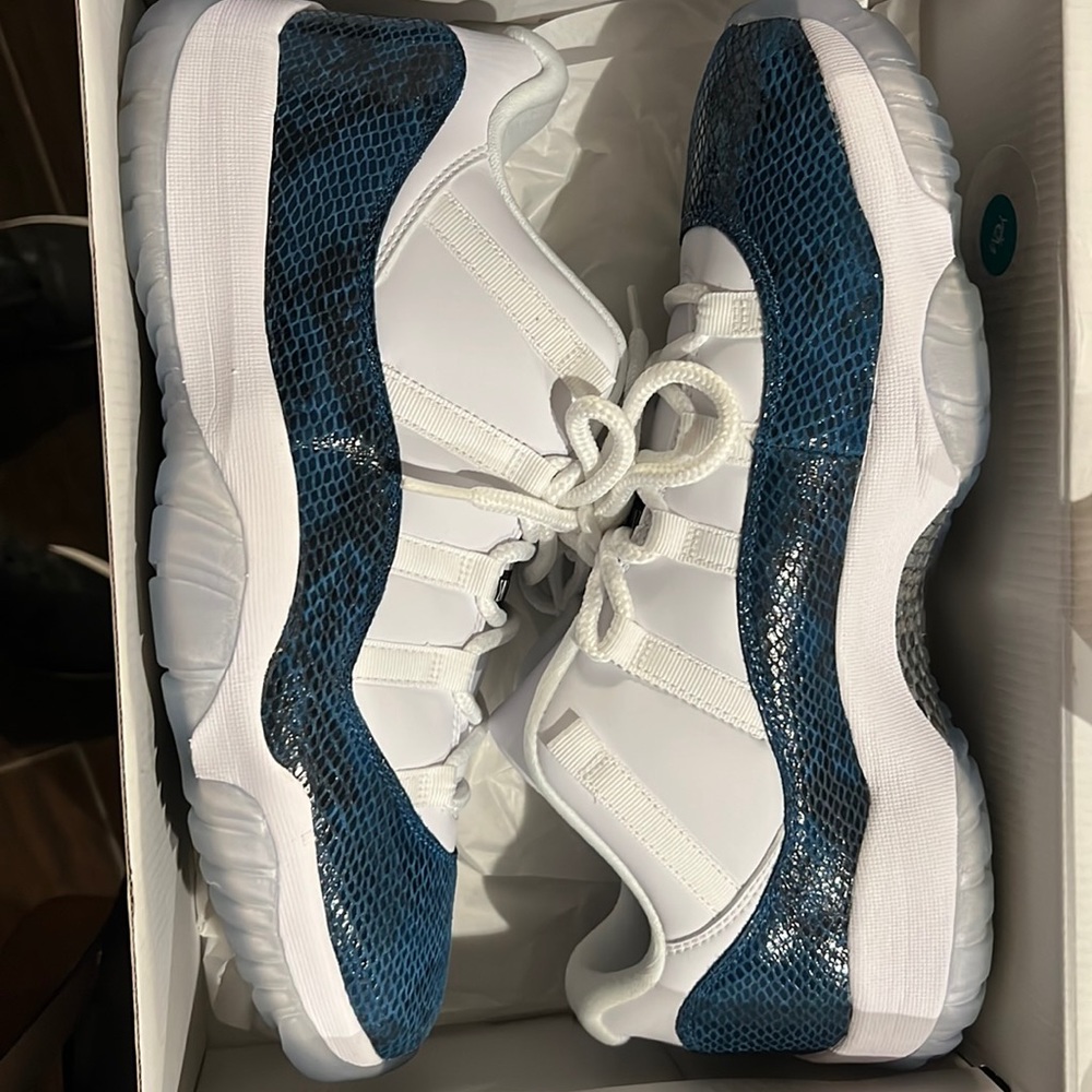Air jordan 11 low snakeskin